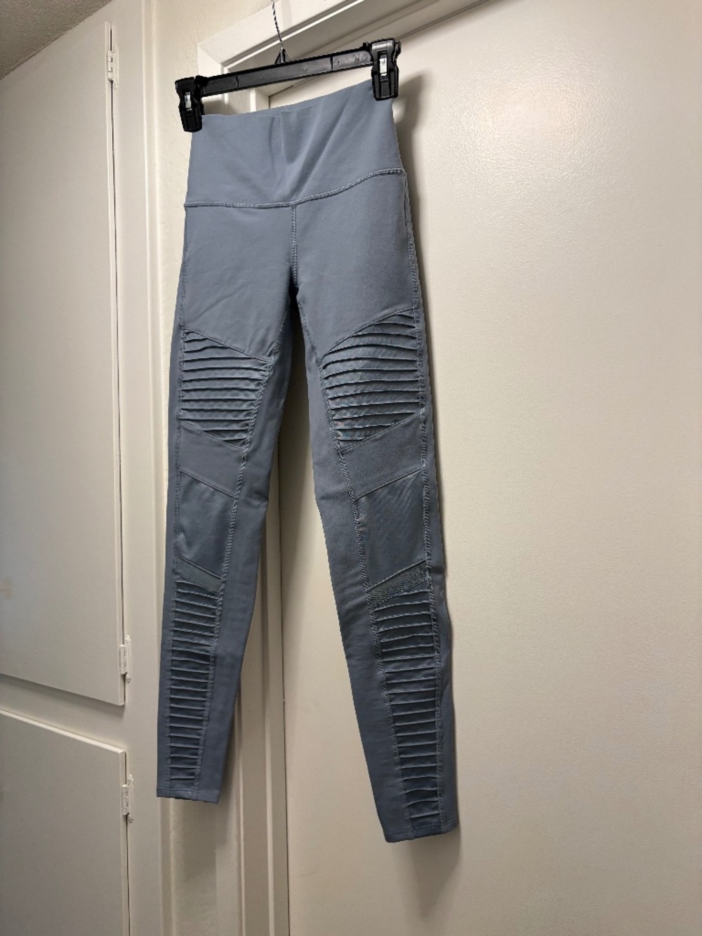Alo Yoga High-Waist Moto Legging - slate blue - size small
